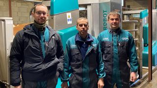 Mathieu, Daniel et Cyril Waldner. " Le batchmilking représente un surcoût au départ, mais il permet à une personne seule de gérer la traite, sans modifier la conduite d'élevage." Mathieu, Daniel et Cyril Waldner. " Le batchmilking représente un surcoût au départ, mais il permet à une personne seule de gérer la traite, sans modifier la conduite d'élevage."