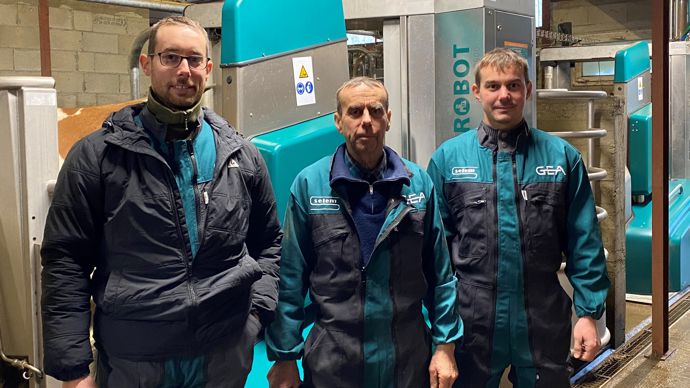 Mathieu, Daniel et Cyril Waldner. " Le batchmilking représente un surcoût au départ, mais il permet à une personne seule de gérer la traite, sans modifier la conduite d'élevage."