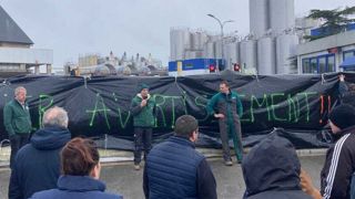 « Dernier avertissement », c’est ce qu’ont écrit les manifestants sur la bâche qu’ils ont déroulée devant l’usine Danone de Ferrières-en-Bray (Seine-Maritime). Visiblement, ils ont été entendus. « Dernier avertissement », c’est ce qu’ont écrit les manifestants sur la bâche qu’ils ont déroulée devant l’usine Danone de Ferrières-en-Bray (Seine-Maritime). Visiblement, ils ont été entendus.