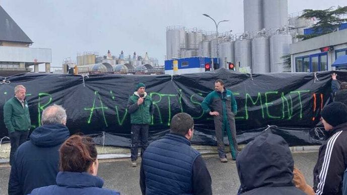 « Dernier avertissement », c’est ce qu’ont écrit les manifestants sur la bâche qu’ils ont déroulée devant l’usine Danone de Ferrières-en-Bray (Seine-Maritime). Visiblement, ils ont été entendus.