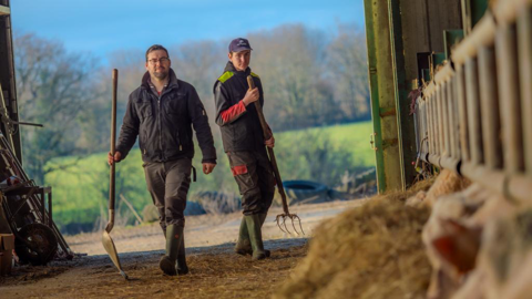 332 éleveurs, dont Fabien Droillard (à g.), naisseur-engraisseur de jeunes bovins à Bournezeau (Vendée), vont bénéficier d'un versement exceptionnel de la part de la caisse de sécurisation de Bovineo.