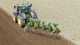 Le Furrow Press est couplé à la charrue par une liaison fixe, qui simplifie la logistique au transport. Le Furrow Press est couplé à la charrue par une liaison fixe, qui simplifie la logistique au transport.
