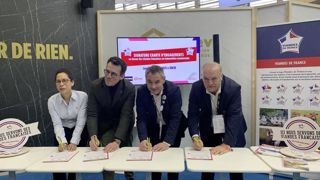 Metro et interbev signent une charte visant à intégrer davantage de viande française dans la restauration hors domicile. De gauche à droite : Cynthia Mérope, directrice des achats et du marketing chez Metro France, Pascal Peltier, directeur général de Metro, Emmanuel Bernard, président de la section bovine d'Interbev, et Gilles Gauthier, président de la section du veau d'interbev. Metro et interbev signent une charte visant à intégrer davantage de viande française dans la restauration hors domicile. De gauche à droite : Cynthia Mérope, directrice des achats et du marketing chez Metro France, Pascal Peltier, directeur général de Metro, Emmanuel Bernard, président de la section bovine d'Interbev, et Gilles Gauthier, président de la section du veau d'interbev.