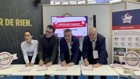 Metro et interbev signent une charte visant à intégrer davantage de viande française dans la restauration hors domicile. De gauche à droite : Cynthia Mérope, directrice des achats et du marketing chez Metro France, Pascal Peltier, directeur général de Metro, Emmanuel Bernard, président de la section bovine d'Interbev, et Gilles Gauthier, président de la section du veau d'interbev. Metro et interbev signent une charte visant à intégrer davantage de viande française dans la restauration hors domicile. De gauche à droite : Cynthia Mérope, directrice des achats et du marketing chez Metro France, Pascal Peltier, directeur général de Metro, Emmanuel Bernard, président de la section bovine d'Interbev, et Gilles Gauthier, président de la section du veau d'interbev.