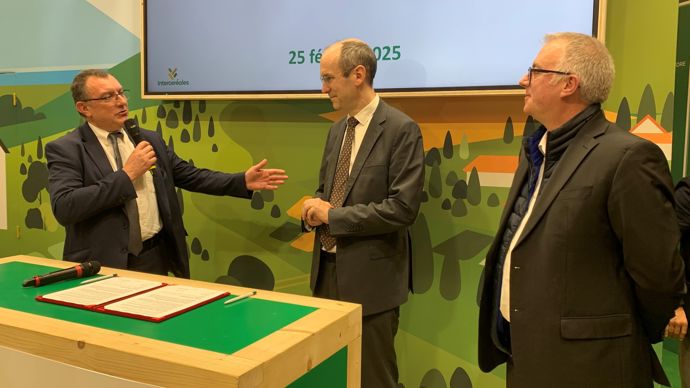 Benoît Piétrement, président d'Intercéréales, Matthieu Chabanel, PDG de SNCF Réseau, et Jean-François Lépy, référent logistique d'Intercérales, mardi 25 février, au Salon de l'agriculture.
