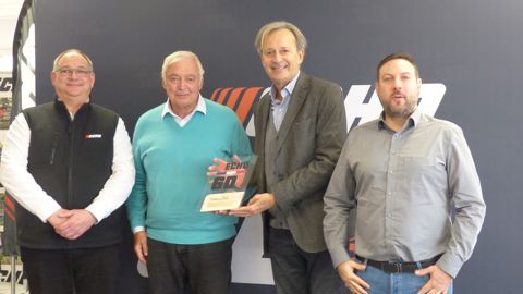 Remise du trophée des 60 ans d'Echo en France par Yamabiko Europe. De gauche à droite : Pascal Kieffer (Yamabiko Europe), les dirigeants de PPK, Philippe et Pierre Klomp, et Pierre Balanger (Yamabiko Europe).
(©Matériel et Paysage) Remise du trophée des 60 ans d'Echo en France par Yamabiko Europe. De gauche à droite : Pascal Kieffer (Yamabiko Europe), les dirigeants de PPK, Philippe et Pierre Klomp, et Pierre Balanger (Yamabiko Europe).
(©Matériel et Paysage)
