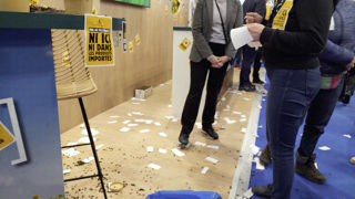 La Confédération paysanne a déversé des sacs d’abeilles mortes sur le stand de Phyteis au Salon de l’agriculture. La Confédération paysanne a déversé des sacs d’abeilles mortes sur le stand de Phyteis au Salon de l’agriculture.