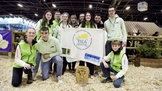 La vache aubrac de la team d'élèves de l’Agricampus La Roque, un peu vive, n’a finalement pas voulu monter sur le podium. Pour autant, les élèves ont franchi toutes les épreuves du TIEA avec succès pour arriver premiers.