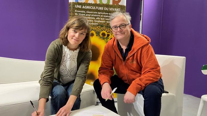 Anne Trombini, DG de PADV, et Arnaud Richard, DG d'Icosystème, ont signé, mardi 25 février au Sia, le partenariat qui lie leurs deux structures autour d'un parcours de formation.