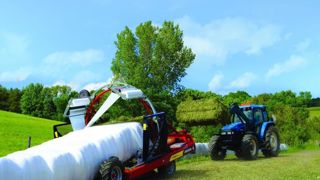 L’enrubanneuse Hybrid X est adaptée aux entrepreneurs et aux Cuma qui doivent traiter aussi bien des balles rondes que des bottes carrées. L’enrubanneuse Hybrid X est adaptée aux entrepreneurs et aux Cuma qui doivent traiter aussi bien des balles rondes que des bottes carrées.