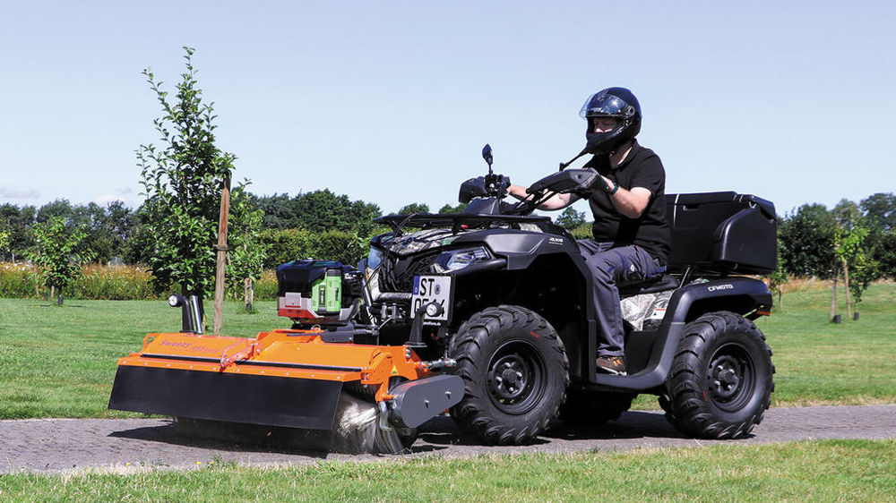 Balayeuse électrique Sweezy 450 Dual E montée sur quad.