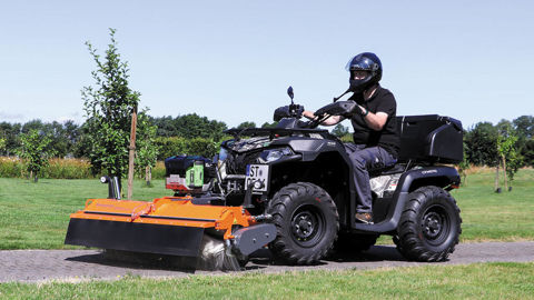 Balayeuse électrique Sweezy 450 Dual E montée sur quad. Balayeuse électrique Sweezy 450 Dual E montée sur quad.