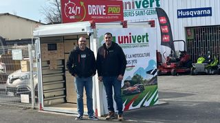 Le drive devant le point de vente de Juillan. De gauche à droite, Mathieu Triverio, directeur général de Corbères-Saint-Germès, et Grégory Cubier, commercial dans l'entreprise.