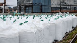 Certains engrais ou fertilisants azotés, représentant plus de 25 % des importations totales de l'UE, seront aussi frappés de taxes supplémentaires. Certains engrais ou fertilisants azotés, représentant plus de 25 % des importations totales de l'UE, seront aussi frappés de taxes supplémentaires.