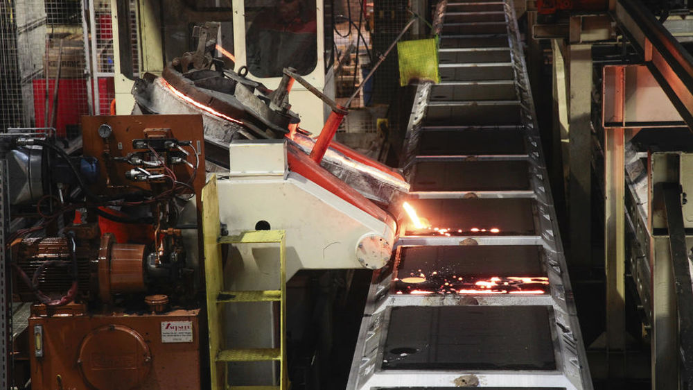 L’une des particularités de l’usine Kuhn de Saverne, en Alsace, est la fonderie permettant de fabriquer directement les pièces en fonte pour les différents outils. L’une des particularités de l’usine Kuhn de Saverne, en Alsace, est la fonderie permettant de fabriquer directement les pièces en fonte pour les différents outils.