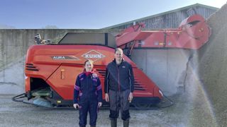 Depuis 2022, le GAEC de la Huverie utilise le robot d'alimentation Aura de Kuhn. Autonome, il se déplace seul jusqu'au silo pour prendre l'ensilage.