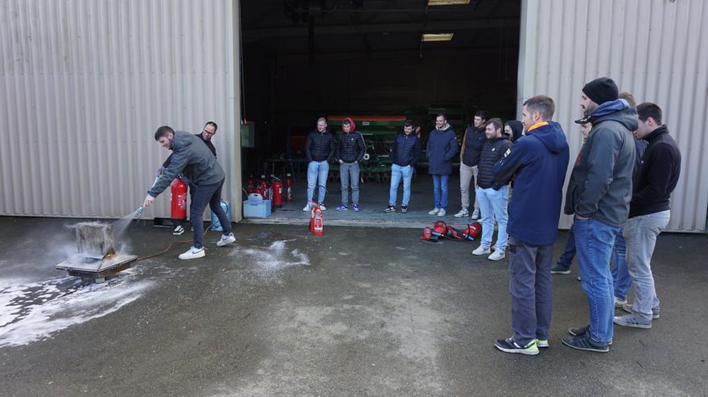 Les participants ont testé des extincteurs à eau et à poudre dans un atelier consacré à la prévention des incendies.