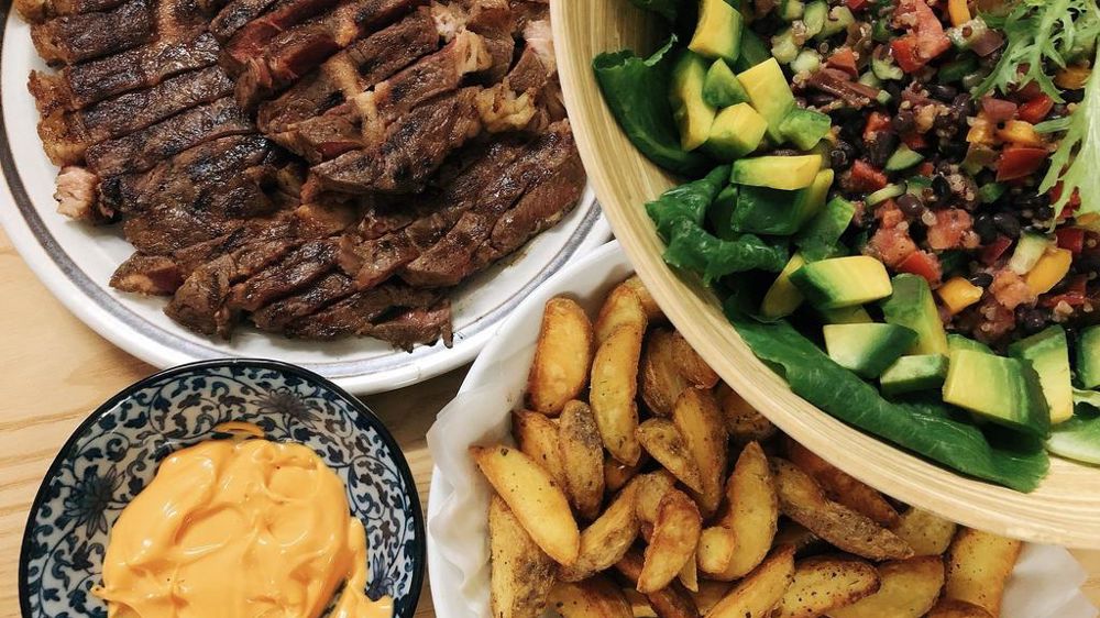 Le gouvernement pourrait maintenir une recommandation de limitation de la consommation de viande et de charcuterie, mais sans fixer d’objectif chiffré.