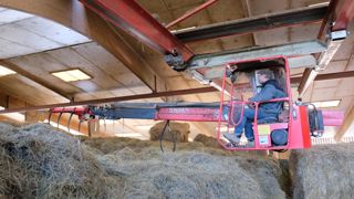 L’éleveur passe environ trente minutes chaque jour à la manipulation de la griffe pour descendre le foin dans le couloir d’alimentation situé face aux cellules de séchage.
