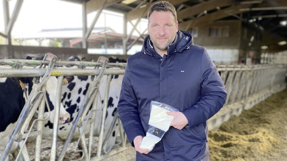 Guillaume Bouleau et sa fleur de lait conditionnée en poches sous vide prêtes à l’emploi de 400 g.
