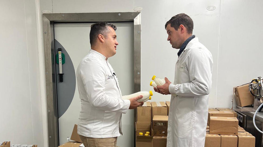 Le boulanger Christophe Passédat (à gauche) avec son producteur laitier voisin, Damien Cantaloube.