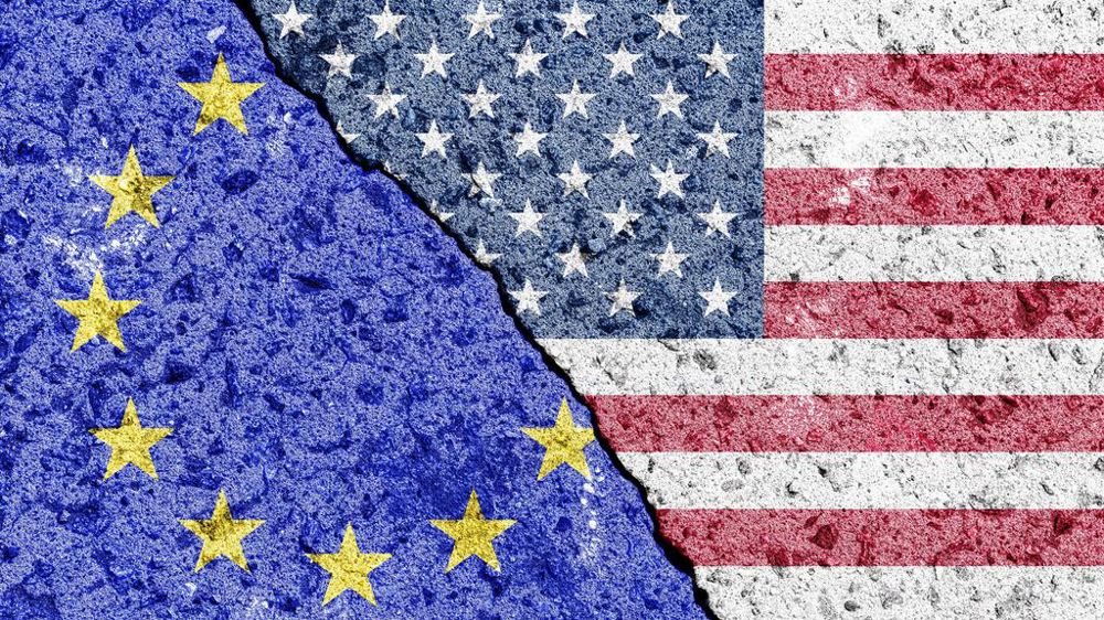Fissure entre les drapeaux de l'UE et des USA