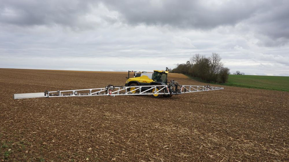 Utilisé sur 1 400 ha, l’automoteur Artec F40 Evo offre un débit de chantier de 15 à 20 ha/h, avec une vitesse d’avancement de 18 à 20 km/h.