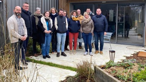 L’opération Parlons paysage, construite par l’Unep Pays de la Loire, crée un espace de dialogue entreprises-enseignants. Elle a commencé à essaimer dans d’autres délégations régionales. Ici un groupe accueilli chez Planchenault Paysage, à Champigné (49). L’opération Parlons paysage, construite par l’Unep Pays de la Loire, crée un espace de dialogue entreprises-enseignants. Elle a commencé à essaimer dans d’autres délégations régionales. Ici un groupe accueilli chez Planchenault Paysage, à Champigné (49).