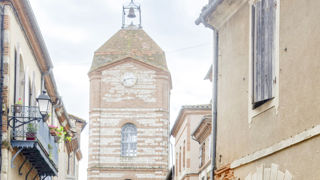 Dans le Tarn-et-Garonne, le village d'Auvillar est une ancienne place forte dont subsiste la Tour de l'Horloge, édifiée au XVIIe siècle. Dans le Tarn-et-Garonne, le village d'Auvillar est une ancienne place forte dont subsiste la Tour de l'Horloge, édifiée au XVIIe siècle.