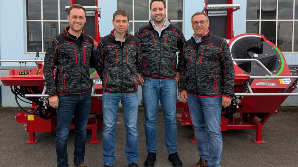 Les actionnaires majoritaires d'AMR, Felix et Gert Unterreiner (à gauche et à droite), entourent Maxime Vervaux, directeur adjoint et Ludovic Fava, directeur général.