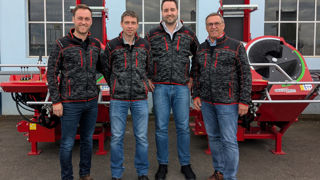 Les actionnaires majoritaires d'AMR, Felix et Gert Unterreiner (à gauche et à droite), entourent Maxime Vervaux, directeur adjoint et Ludovic Fava, directeur général.