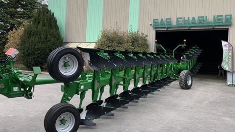 La charrue hybride Charlier de 14 corps en impose par sa longueur de 15,6 m.