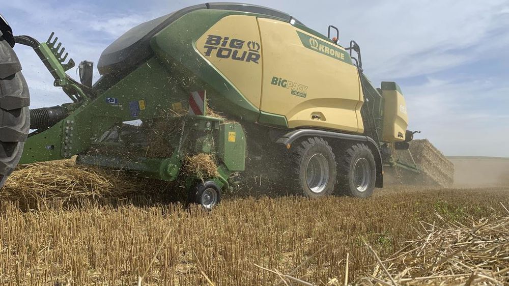 La BiG Pack 1290 dispose d’un boîtier de 1 280 ch afin de transmettre la force de compactage au piston, dont la cadence affiche 45 coups par minute.