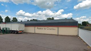Dans la Loire, un abattoir public est visé par une enquête de la préfecture après une plainte de L214. Dans la Loire, un abattoir public est visé par une enquête de la préfecture après une plainte de L214.