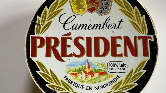La mention « Fabriqué en Normandie » figure encore sur l’étiquette du camembert Président. C’est provisoire. Lactalis indique que « les étiquettes ont été refaites. Les nouvelles devraient arriver dans les rayons dans les prochaines semaines ».