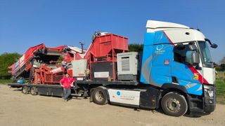 Loïc Brabant sillonne les routes entre la Marne et la Belgique avec son camion pour couper les plants de pomme de terre. Loïc Brabant sillonne les routes entre la Marne et la Belgique avec son camion pour couper les plants de pomme de terre.