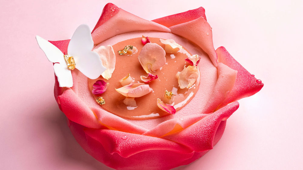 Cette création est la fruit de la collaboration entre le chef Étienne Leroy de la maison Lenôtre et Adriana Karembeu.