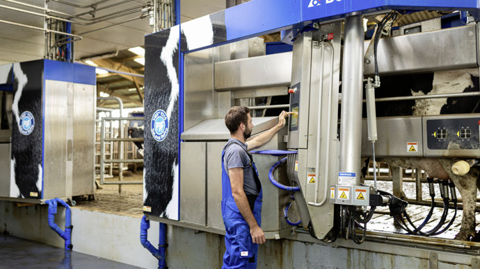 La dernière version du robot de traite DeLaval, le VMS V300 modèle 2025, est le seul robot « capable de mesurer l’adaptabilité de chaque vache au robot », souligne Claire Dupin, chef de produits gestion de troupeaux de l'entreprise.