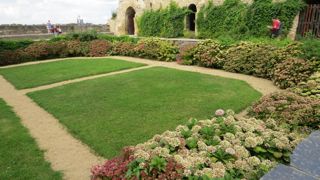 La « planète hortensia Angers Val de Loire » s’affiche au château d’Angers (49) à l’initiative d'HW2. L’étiquetage variétal guide le grand public.