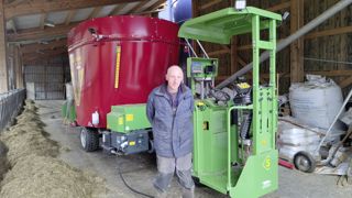 Pour l'alimentation de ses 41 holsteins rouges, Philippe Buri utilise un bol automoteur électrique de Strautmann, la e-Verti Feed. Pour l'alimentation de ses 41 holsteins rouges, Philippe Buri utilise un bol automoteur électrique de Strautmann, la e-Verti Feed.