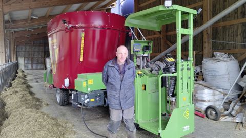 Pour l'alimentation de ses 41 holsteins rouges, Philippe Buri utilise un bol automoteur électrique de Strautmann, la e-Verti Feed. Pour l'alimentation de ses 41 holsteins rouges, Philippe Buri utilise un bol automoteur électrique de Strautmann, la e-Verti Feed.