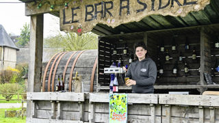 Cidriculteur en Normandie, Pierre Olivier est l’un des initiateurs du Festival Douce Amère dont il assure la régie technique et la coordination du bar. Cidriculteur en Normandie, Pierre Olivier est l’un des initiateurs du Festival Douce Amère dont il assure la régie technique et la coordination du bar.