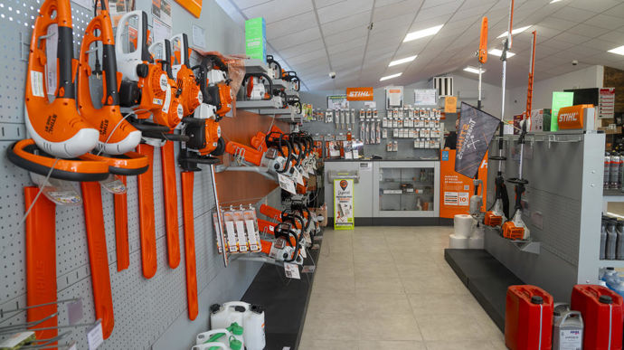 Il y a trois ans, le négoce a amorcé un virage vers l’électrique, en proposant une gamme complète d’outils : tronçonneuses, débroussailleuses, tondeuses, etc.
