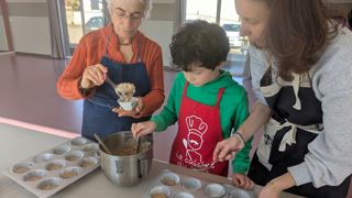 Anne Maire, agricultrice en Moselle, prépare dans ses ateliers des desserts sans sucres ajoutés tels que des muffins dans lesquels le sucre blanc est remplacé par des bananes écrasées. Anne Maire, agricultrice en Moselle, prépare dans ses ateliers des desserts sans sucres ajoutés tels que des muffins dans lesquels le sucre blanc est remplacé par des bananes écrasées.