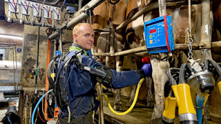 Nicolas Floc, éleveur d’Ille-et-Vilaine, s'est équipé d'un exosquelette pour réaliser la traite de ses vaches. Nicolas Floc, éleveur d’Ille-et-Vilaine, s'est équipé d'un exosquelette pour réaliser la traite de ses vaches.