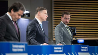 Valdis Dombrovskis, commissaire en charge du dossier de la simplification européenne, et Christophe Hansen (à droite), commissaire européen à l'Agriculture et au Développement rural, veulent continuer d'alléger la charge administrative des agriculteurs et des États membres. Valdis Dombrovskis, commissaire en charge du dossier de la simplification européenne, et Christophe Hansen (à droite), commissaire européen à l'Agriculture et au Développement rural, veulent continuer d'alléger la charge administrative des agriculteurs et des États membres.