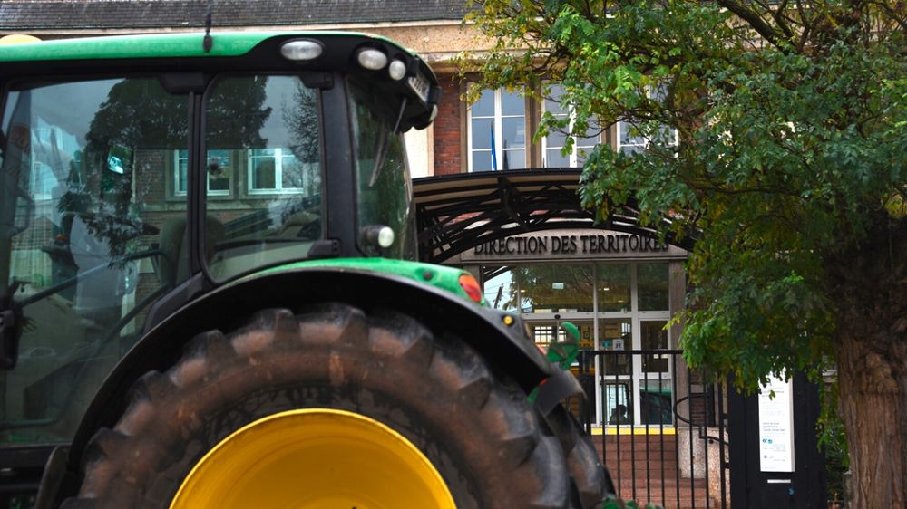 Tracteur devant la Direction des territoires