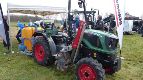 Le X2 peut embarquer des outils de travail entre les roues. Le X2 peut embarquer des outils de travail entre les roues.