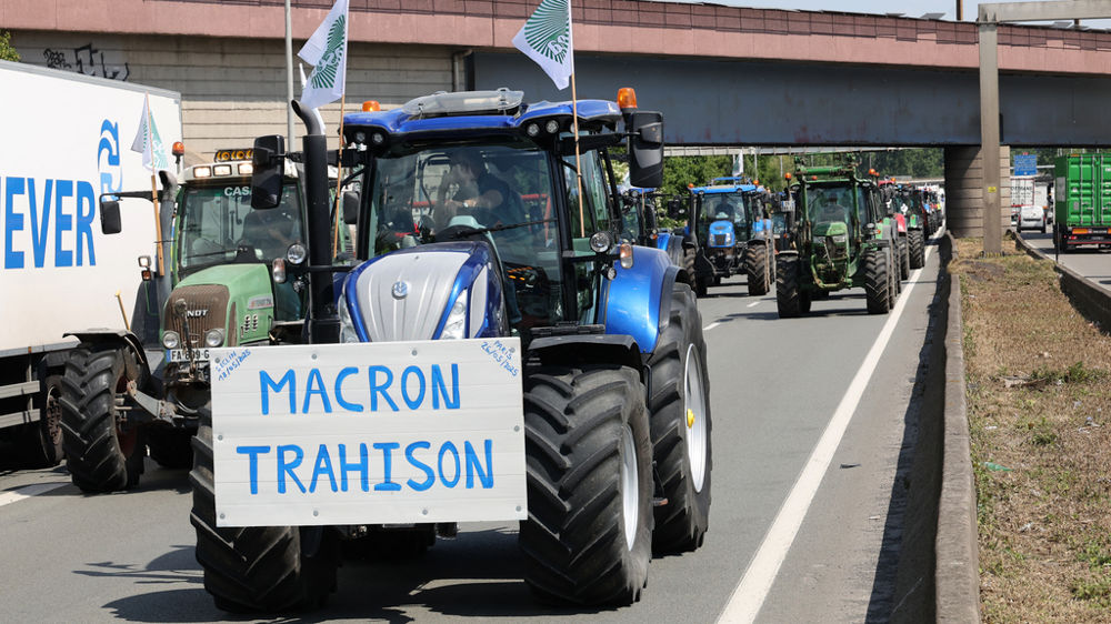 À l’appel de la FDSEA, des agriculteurs bloquent l’autoroute A1 avec des tracteurs, près de Lille, le 19 mai 2025, pour dénoncer la tournure prise par la proposition de loi Duplomb.