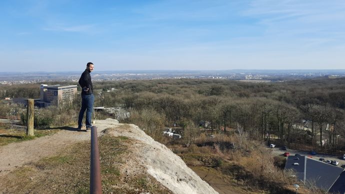 Fabrice Igier (EMC2), un des membres de la commission sport du semi-marathon 2025, au sommet du pain de sucre ; un site qui surplombe le SnowWorld d’Amnéville et la vallée de la Moselle, et qui sera la première étape de la marche gourmande.